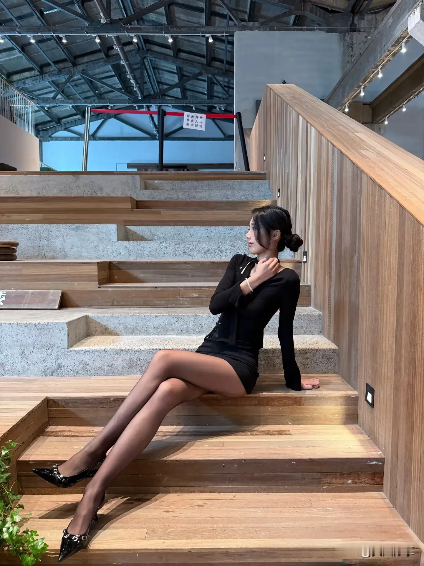 楼梯间的性感黑丝美女[微风]＃ 大长腿🌹