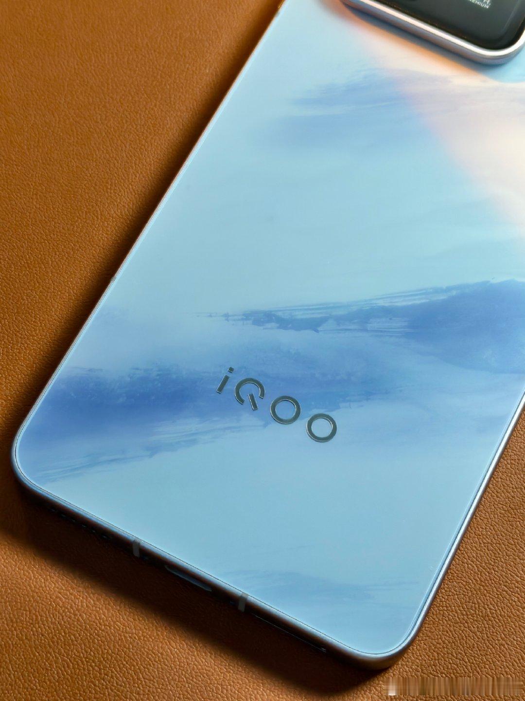 #iqoo[超话]# iQOO15T这个新配色实物真的耐看！水墨渐变后盖，淡蓝融合紫调光影，玻璃背板质感细腻，金属中框手感扎实。经典矩形镜头模组辨识度拉满，不再是纯电竞粗犷风，日常通勤拿出门颜值完全在线。#iQOO15T #真机上手 ​