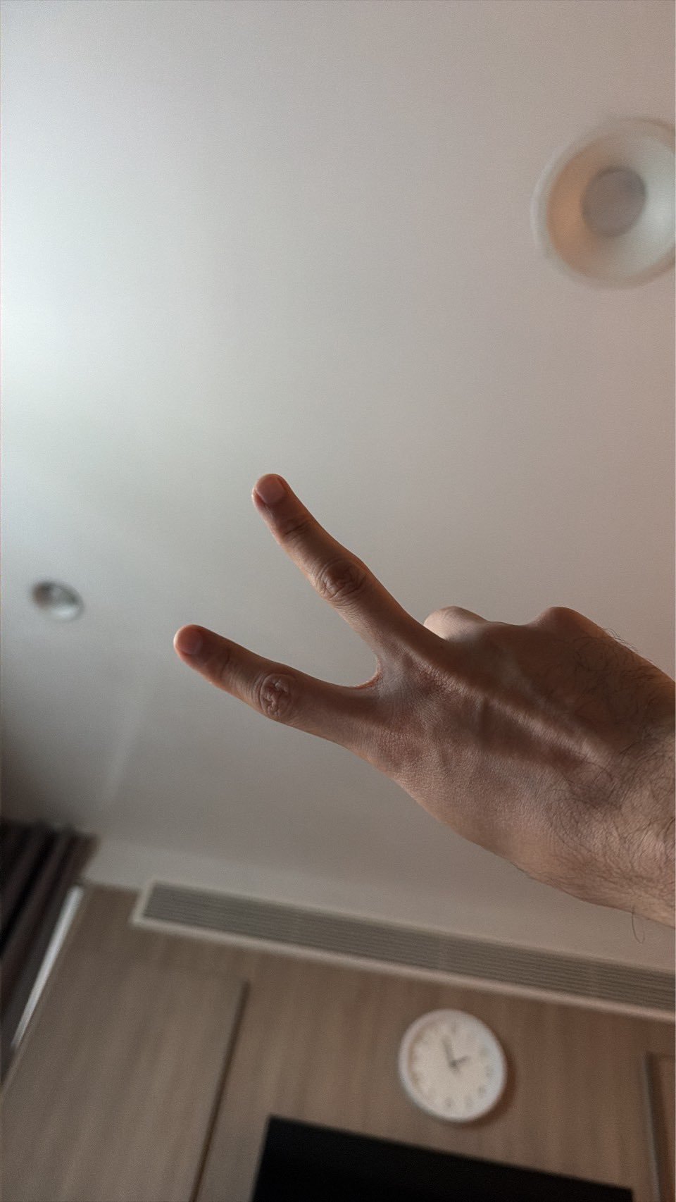 凌晨刷黑叉，倒霉蛋怎么搞起医院团建[允悲] 肯因为持续发烧（可能流感）住院两天；奶特疑似肠胃或食物中毒；泡泡晚上也发post去医院看诊；最惊悚是苏苏突然晕倒进院，啪叽直播描述被吓到了。

狐狸昧着良心赚🖤钱的时候能不能顾一顾艺人的死活[怒] ​