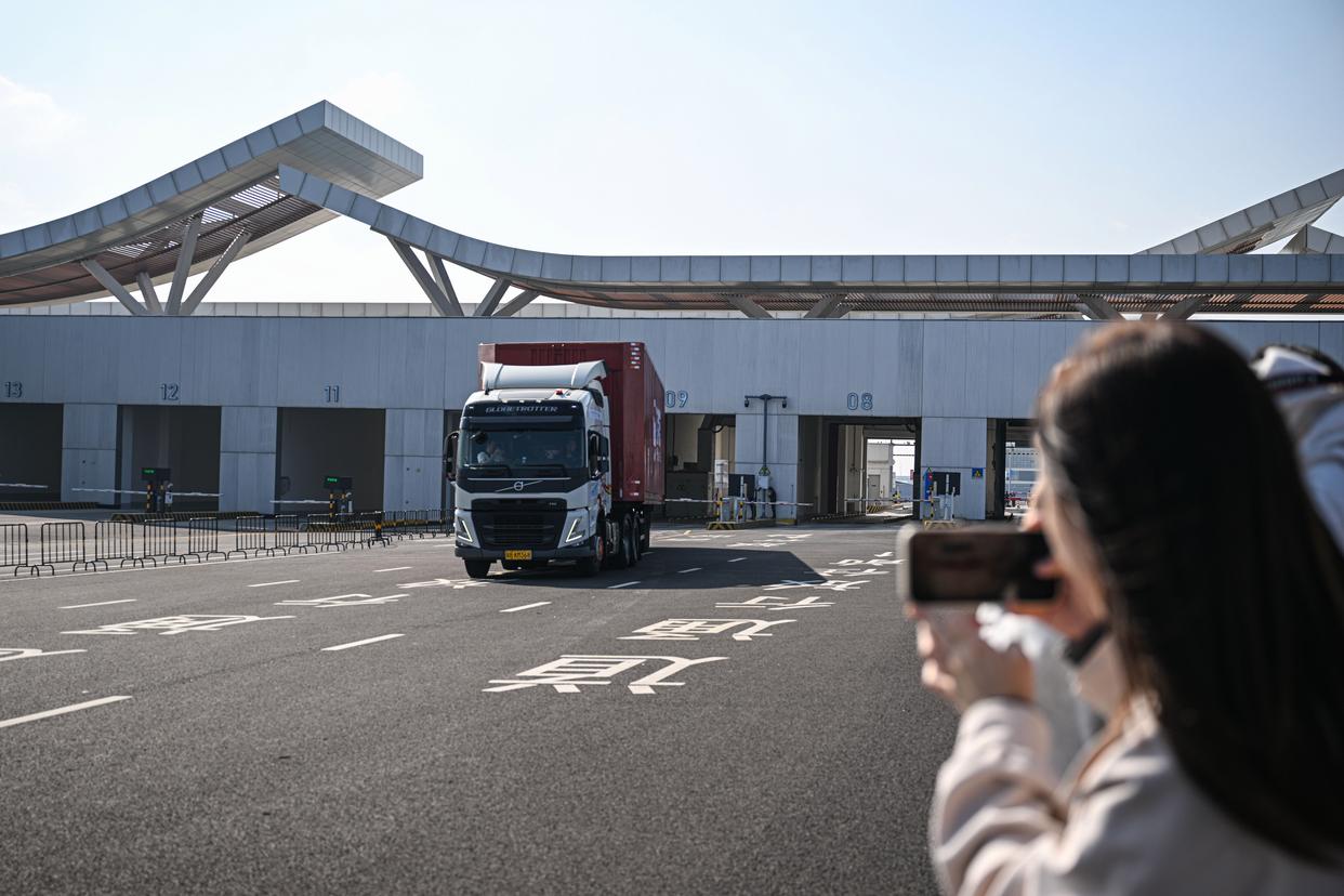 首日：苹果手机直降2140元，政策红利点燃消费热潮   2025年12...