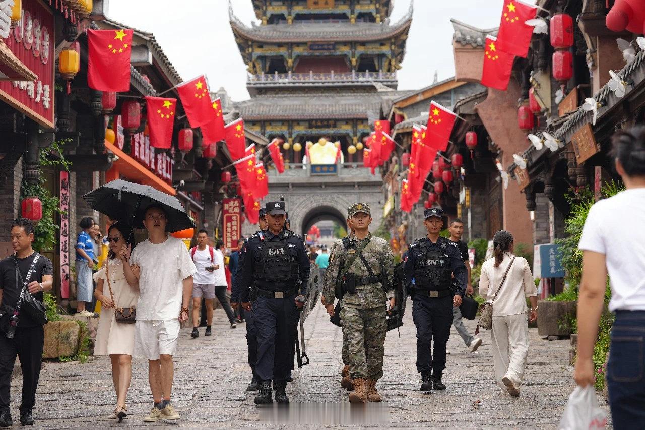 以一身戎装守一方安稳
用默默坚守献礼祖国华诞
点赞致敬中国军人

早安 ​
