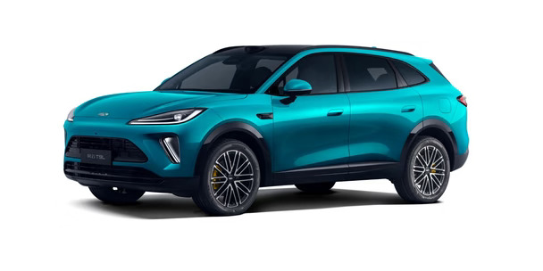 风云T9L｜东方书韵大五座混动SUV
	
谁能拒绝自带水墨氛围感的家用SUV🥹实拍外观+内饰真的狠狠心动！
	
🚙【车身外观】
东方书韵设计语言，点墨大灯如同毛笔落笔，水墨长虹贯穿尾灯点亮之后氛围感直接拉满
半隐藏式门把手，车身线条舒展流畅，搭配大尺寸轮毂，大气却不会笨重
✅车身配色：沁湖蓝、鸣沙翠、山烟紫、雪岭白、石林灰、丹霞黑
山烟紫小众独特，鸣沙翠清新耐看，阳光下漆面流光感绝了，拍照巨出片
	
🪑【文房雅居座舱】
拉开车门瞬间被座舱质感惊艳到！中控布局像铺开的墨案，座椅柔软舒适
✅水墨霁蓝：干净清雅的蓝白配色，水墨氛围感拉满，车内拍照超好看
✅暖霞金橙：暖调橙金色，居家温馨柔和，不沉闷
✅极光紫境：珠光紫色内饰，搭配山烟紫车身，氛围感天花板（专属配色）
	
前排双零重力悠然座椅，支持通风加热按摩；后排空间超大，后排座椅电动调节，长途乘坐也不会累
搭配抚琴造型高音单元、256色流萤氛围灯，关上车门就是沉浸式享受
大五座布局，全家出游、自驾露营都适配！
	
十几万价位，颜值...