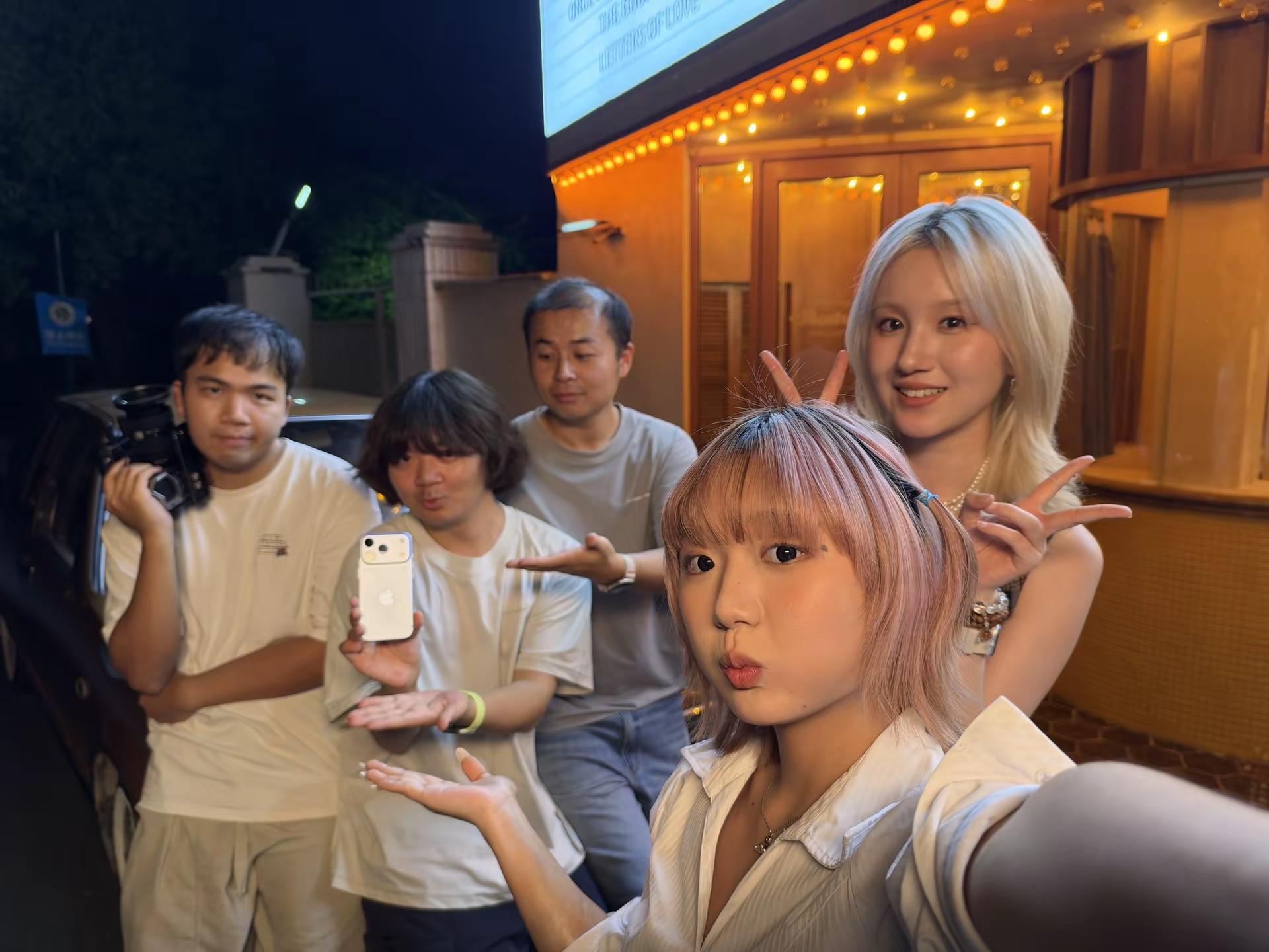 新的一期iPhone评测你看了吗！ 没有美签这次没去成美国，留守国内大本营依然四天光速出片公司大家一起无限进步上线前还一起在中庭审片了，感动坐等下个月我的Duo到手iPhone18