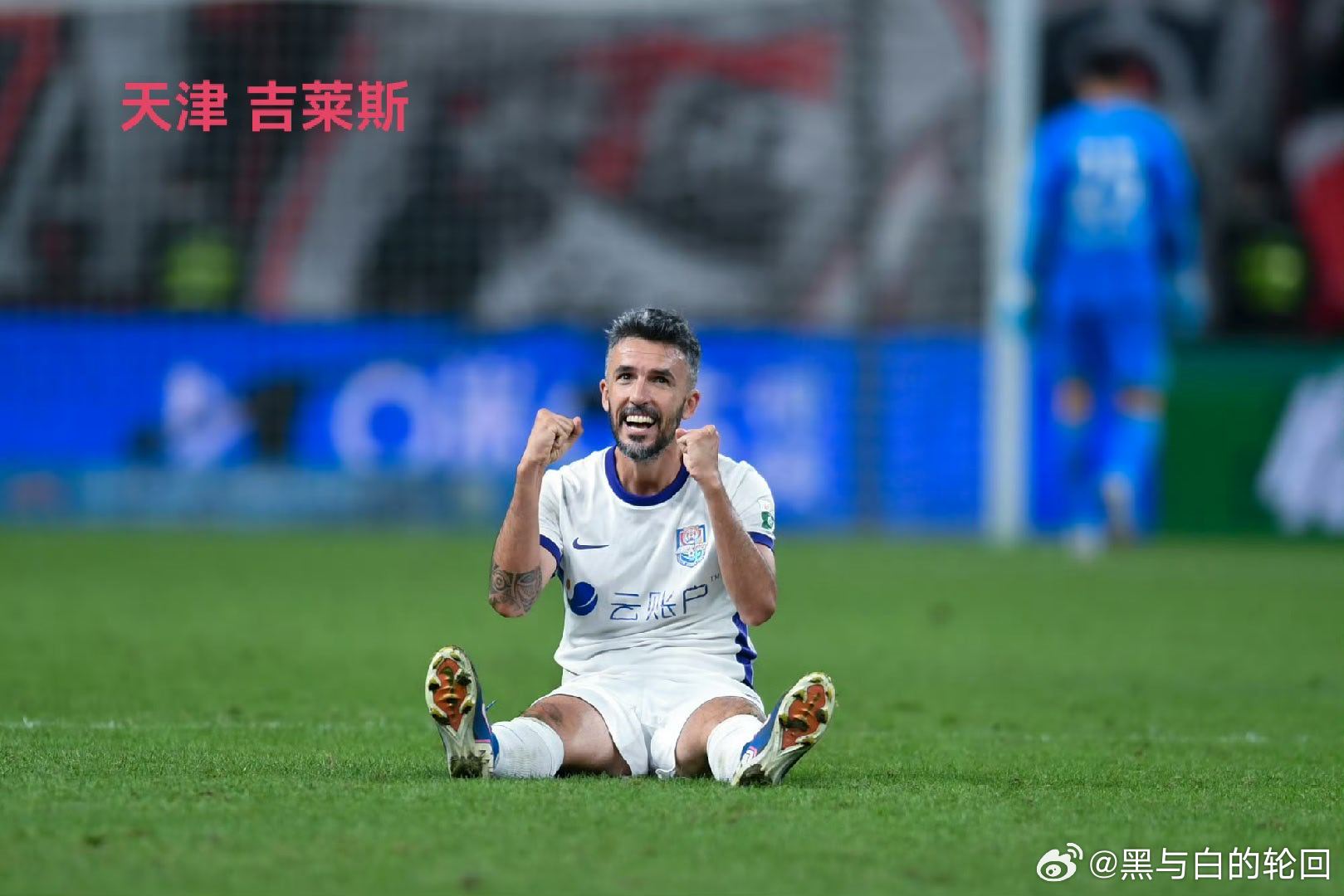 ⚽有些恍惚：
    10月24日，凤凰山，大连英博客场大战成都蓉城，双方血拼90分钟，客队艰难战胜了成都蓉城。同时，他们也付出了6张黄牌一张红牌的惨痛代价，导致英博在中超末轮将有大半数主力球员无法出战天津津门虎。大连英博在梭鱼湾终被津门虎和成都蓉城坐收渔翁之利，遗憾地与本赛季中超冠军擦身而 ​