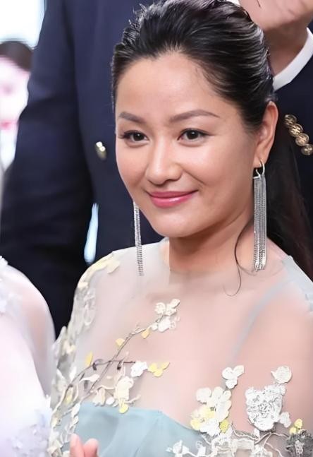 当年红得发紫的瞿颖怎么也想不到，张艺谋苦口婆心劝她“对方图你名气”的那句话，最后真成了扎在心里的刺。
1998年那会儿，瞿颖是什么咖位？
靠着电影《有话好好说》火遍大街小巷，挂历、大荧幕、金曲全被她占齐了，走哪都是焦点。而那会儿的李亚鹏，在圈里还只是个默默往上爬的年轻演员。
名气和地位差得不是