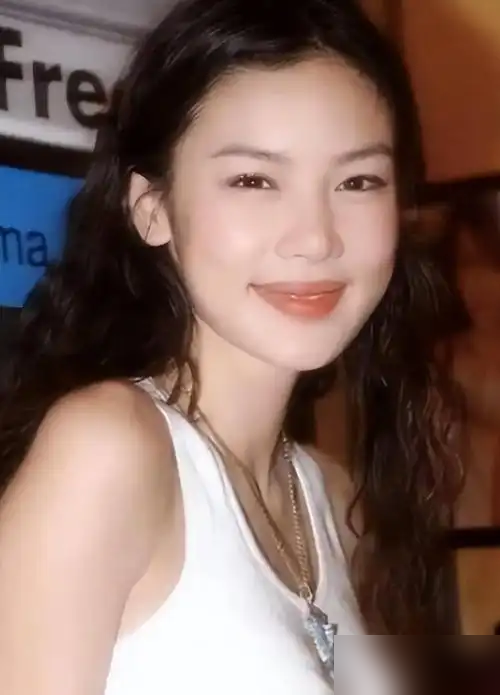 黎明的白月光，二婚也离了。
乐基儿回港开工，亲口承认跟第二任老公朱智豪掰了。
没有第三者，就是时间不对。
儿子共同养，俩人认识二十年，离了还是朋友。
话讲得云淡风轻，活是彻底活明白了。
现在一个人回来教瑜伽，不靠男人，不卖惨。
当年跟天王离婚被写成一地鸡毛，如今自己把日子过成爽文。
女