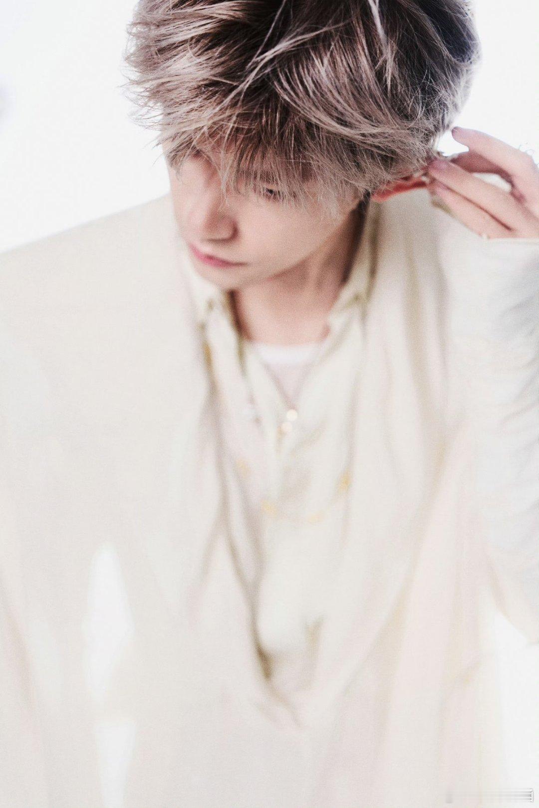 #华为pura90系列全球代言人易烊千玺#  ✨
#易烊千玺千问品牌全球代言人#✨

我愿做黑暗中属于你的烟火拿什么感动你呢我只是一个拍照会比耶的笨蛋不管什么天气记得自带阳光
@TFBOYS-易烊千玺[心]

📢易撩撩超话组招新啦！！
人美心善的小姐姐在易撩撩等你一 ​