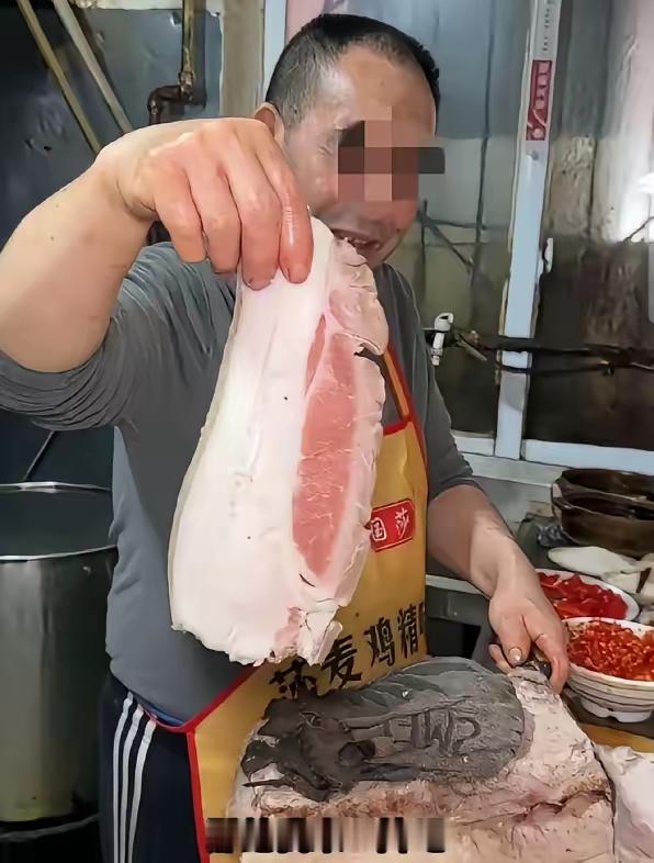 成都“天价回锅肉”引争议：一盘菜到底贵在哪，网友这次吵翻了

一盘回锅肉，居然能把整个网络吵成两派。

事情起因很简单，有游客在成都一家餐馆点了一份回锅肉，结账时发现价格远超预期，随后将账单发到网上，质疑“普通家常菜为什么敢卖这么贵”。消息一出，评论区瞬间炸锅。有人认为这是“宰客”，觉得回锅肉本来就
