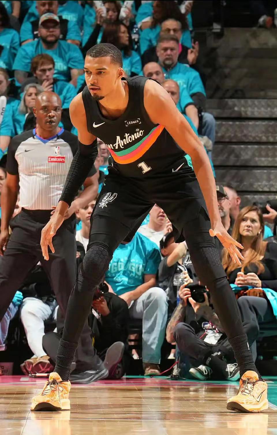 文班亚马季后赛首秀。    地球人谁能阻挡外星人，简直恐怖如斯。