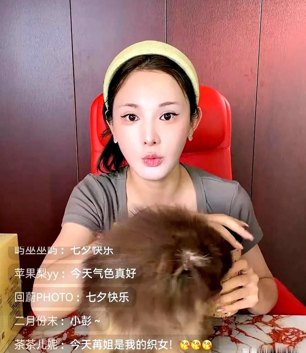 36岁女星被拍当街搂抱，不藏着掖着直接认爱，背后全是现实。

七夕夜，彭小苒和圈外男友街头贴贴被镜头逮个正着。男方手放的位置惹了一身腥，网友直呼没分寸。

她没发声明甩锅，直接摊牌：在接触，圈外人。这份坦荡里，藏着36岁女演员的生育倒计时。

看看舒淇、陈乔恩聊起求子的无奈就知道，女明星再有钱，身体