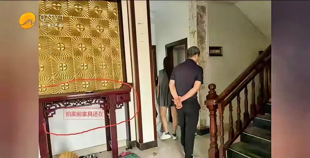190万拍下别墅，却收到一把“铁皮封窗”的钥匙，这届法拍房还能碰吗？

最近，福建泉州惠安的陈先生，因为一套法拍别墅，彻底栽了个大跟头。看完他的遭遇，真让人五味杂陈，后背发凉。

今年5月，陈先生通过阿里资产平台，花了约190万拍下了惠安螺城镇一套三层独栋别墅。按理说，这价格能拿下一栋别墅，怎么看都