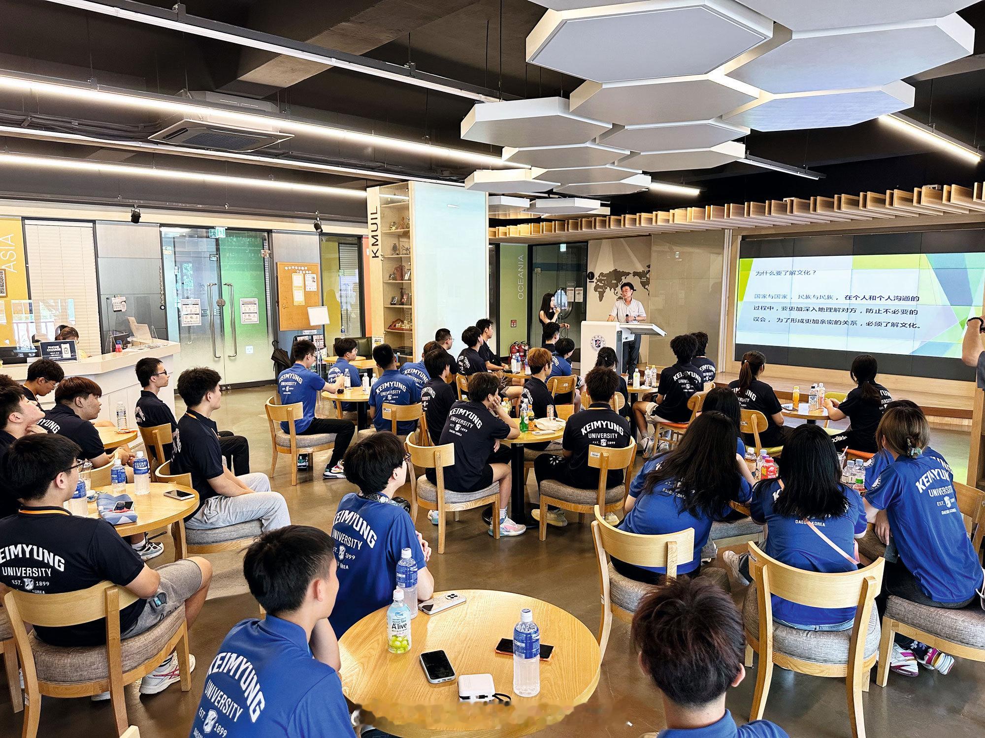 【扎根越深，对话世界越有底气——地方高校国际化人才培养的实践逻辑】
文|韩业

在教育对外开放不断深化的背景下，如何通过中外合作办学培养兼具国际视野与本土服务能力的国际化人才，已成为高等教育改革的重要议题。
 
国际化人才培养的核心命题和逻辑起点

国际化人才并非简单地等同于“会外语、出 ​