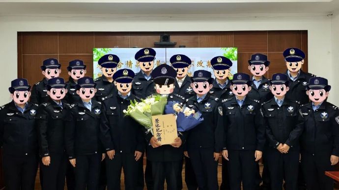 #全民禁毒在行动#【#缉毒警退休合照全员打码#】近日，甘肃兰州，民警老张正式退休。他的欢送会上，全员打码。老张从警41年，在禁毒一线战斗了38年，参与侦办毒品案件500余起，亲手抓获贩毒分子100余名。每次抓捕前，只要判定毒贩可能持枪持刀，他总会让年轻人往后靠。致敬缉毒英雄！​