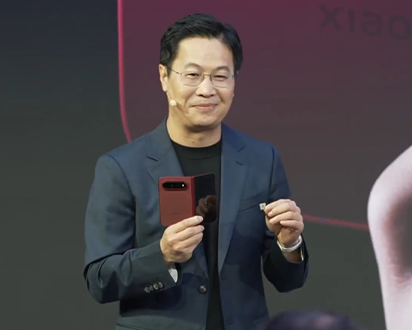 【#小米18Fold玄戒O3同框#】9月3日，IFA2026全球发布会上，卢伟冰在小米展台同时展示了小米18Fold和玄戒O3。

据悉，小米18 Fold作为首发机型搭载玄戒O3芯片亮相，两者此次在IFA上再次同框。 ​