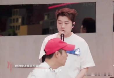 谁被王以太三公小考的歌词戳中了！字字句句都很有力量，不是空洞的华丽辞藻，听完很容易产生共鸣，狠狠被他的歌词给折服到了