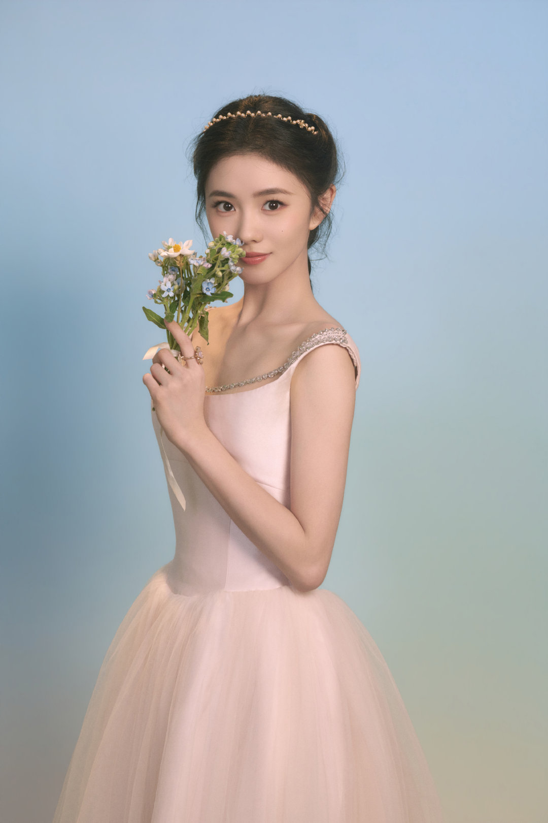 #刘浩存[超话]# 🩵 繁花入怀，温柔自成篇章。​