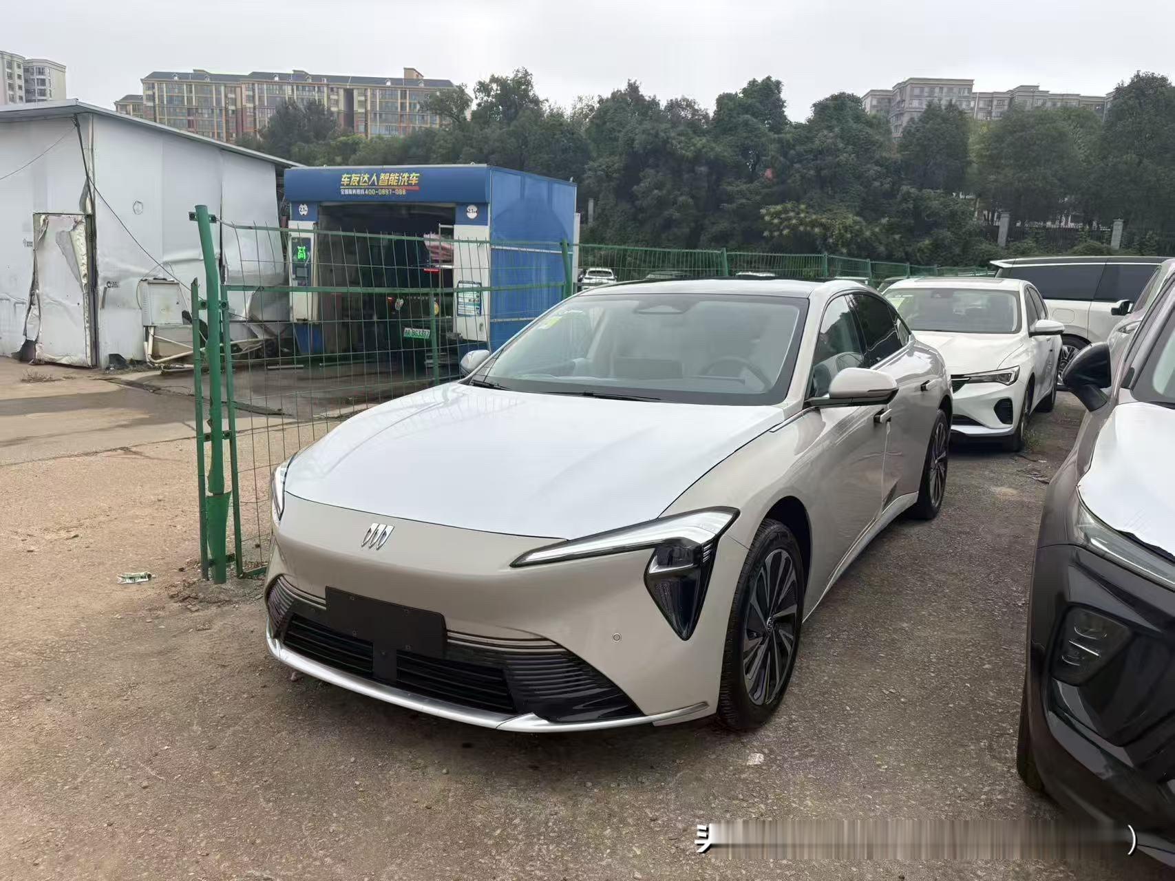 从现在到明年的3月，国内新能源车型的供应会受到一定影响。原因是从明年4月1日起，新能源的增值税出口退税将从目前的13%，调整至9%，少了4%。要知道目前国内整个汽车市场的毛利率也就6%左右，所以影响还是很大的。各个车企会利用这半年时间，把尽可能多的车子供应到国外，拿到13%的补贴。