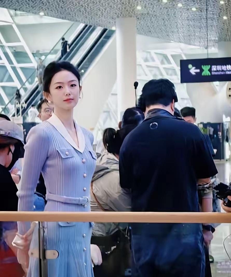 冯禧这组路透里，人是好看的。但比脸更值得看的是另一个动作：2026年9月19日晚上，她和许嵩在微博同步发出同一句“我们的人生故事写到了新的一章，谢谢关心和祝福”，第二天她照常开工录节目。婚讯刷屏和主持台之间，只隔了一个晚上。
很多人第一反应是“嫁给偶像”。但从时间线看，这笔账算得没那么简单。
她离开