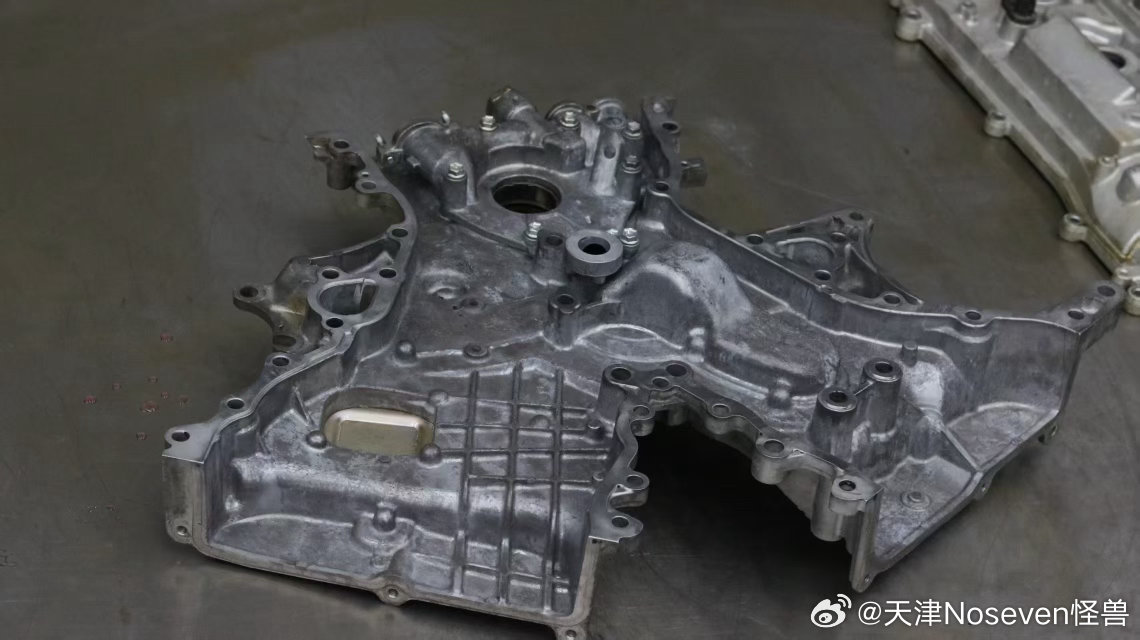 这擦屁股活干的啊

别人大修机器  装车 漏油

我们再拆下来 把周边易损件 密封圈 重新安装一遍

客户说了：

算了吧 懒得找之前的维修店 扯皮了 

我咋觉得 你们怎么能这么好说话啊 

这前任埋的雷 有点缺德了

吉H 丰田 汉兰达 发动机维修 part1  ​
