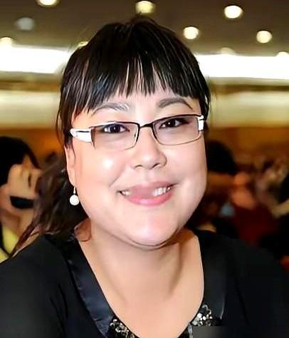 郑晓龙拿8万块请李菁菁拍半年戏，她转头就给拒了。

50集的《金婚》，张国立和蒋雯丽拿百万片酬，她觉得8万太亏。

她妈听说后急了，说这种好戏哪怕不给钱也得去。李菁菁这才重新联系剧组，最后拿9万块签了约。

戏一播，“庄嫂”火遍全国。

这9万块其实是张门票。没名气的时候，能进好剧组刷个脸，比计较眼