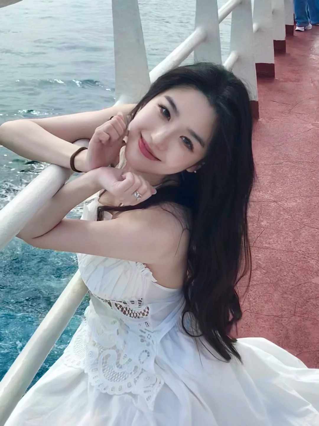 充满阳光味道的校花小姐姐，她的唇色是明艳的珊瑚红，唇形饱满丰润，笑时会...