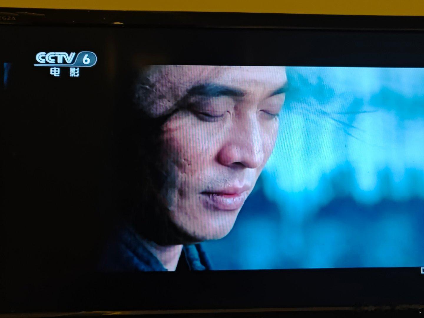 现在回想起来，张艺谋是在第二部电影力捧章子怡才开始了故弄玄虚且放弃文艺朴实故事风格融入商业大片大打明星牌，后面电影口碑一路翻车，明星越多画面越夸张票房越好，口碑越差。从《英雄》到《十面埋伏》，留住了梁朝伟李连杰金城武刘德华张曼玉最后的青春，也开启章子怡野心爆棚用力过猛的表演状态！ ​
