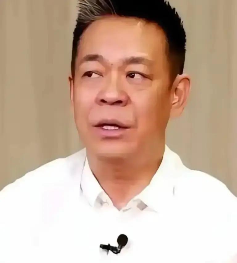 孙浩今年58岁，没结过婚没孩子，拍完《主角》那天，他一个人买了张硬座票坐回了老家。
 
火车哐当哐当响，窗外夜色浓得像墨。邻座的大叔鼾声起来了，孙浩把外套往上拉了拉，没睡。手机屏幕偶尔亮一下，是几个圈里老朋友发来的消息，夸他演得好。他看了，没回，拇指在“张嘉益”的名字上停了停，最后锁了屏。
 
到站