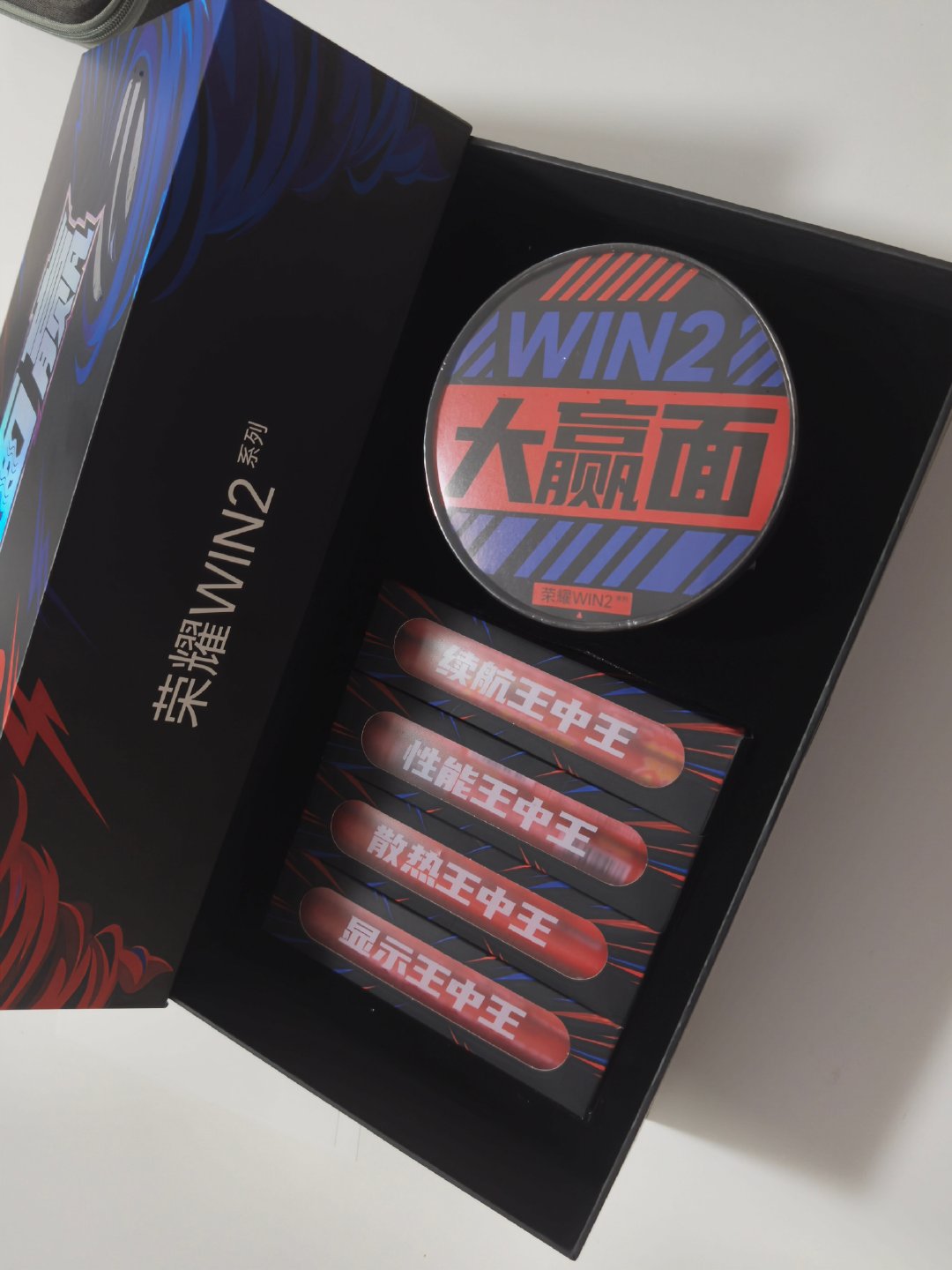 拿到荣耀WIN2系列发布会邀请函了。
性能、屏幕、散热、续航四个维度同步升级，还有多项硬核标杆级的参数标签。
看得出来荣耀这次打算把掌机旗舰体验再往上推一档，硬件规格直接拉满。
现在公开信息有限，更多细节，等发布会再看完整揭晓。 ​