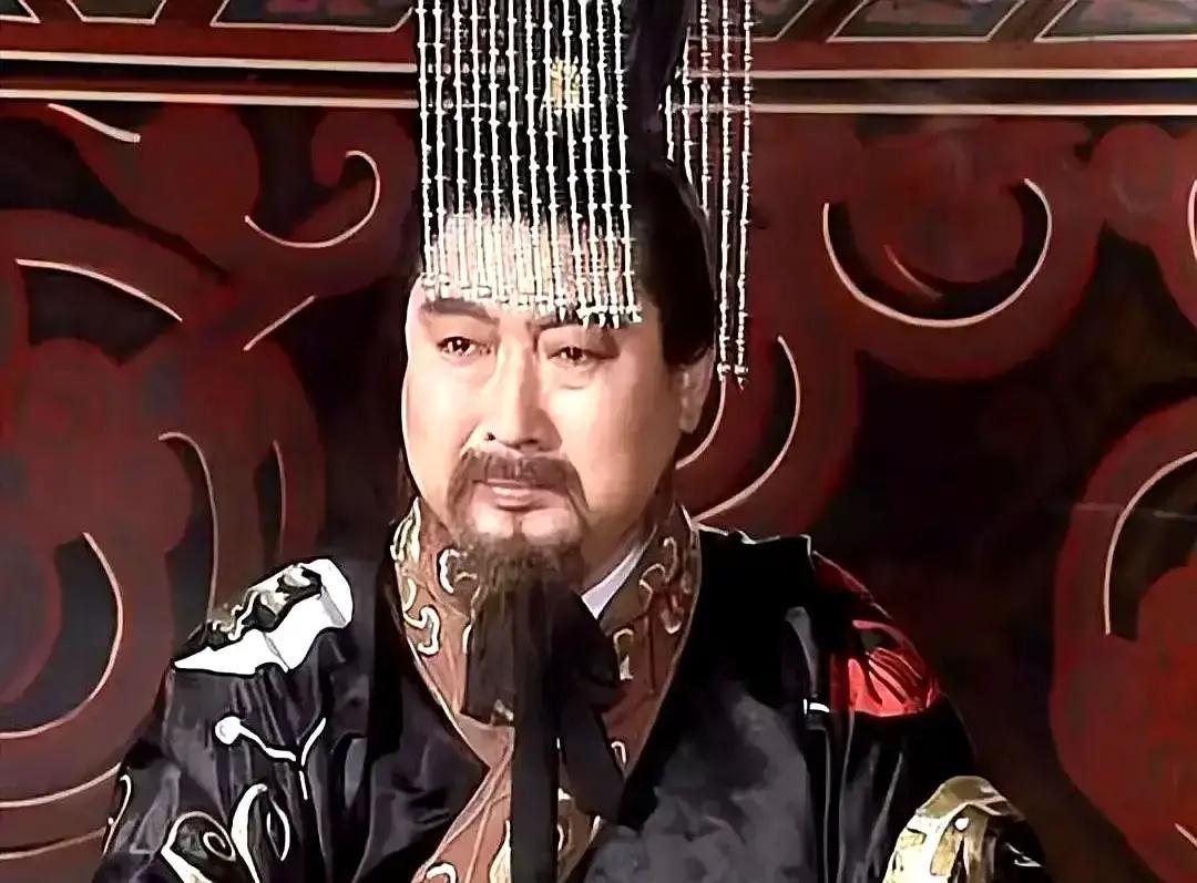 刘禅的坟在邙山西侧的荒坡上，刚埋下去的时候连块像样的碑都没有。张绍就住在半山腰废弃的驿亭里，屋顶漏雨，墙缝透风。老仆劝他搭间草屋，他摆摆手：“先主当年住得，我就住不得？”

天亮去山下挑水，来回十里。晌午开荒，把坟周围的碎石一块块捡干净。第一年种下的柏树苗死了大半，他也不吭声，来年开春又去更远的集市