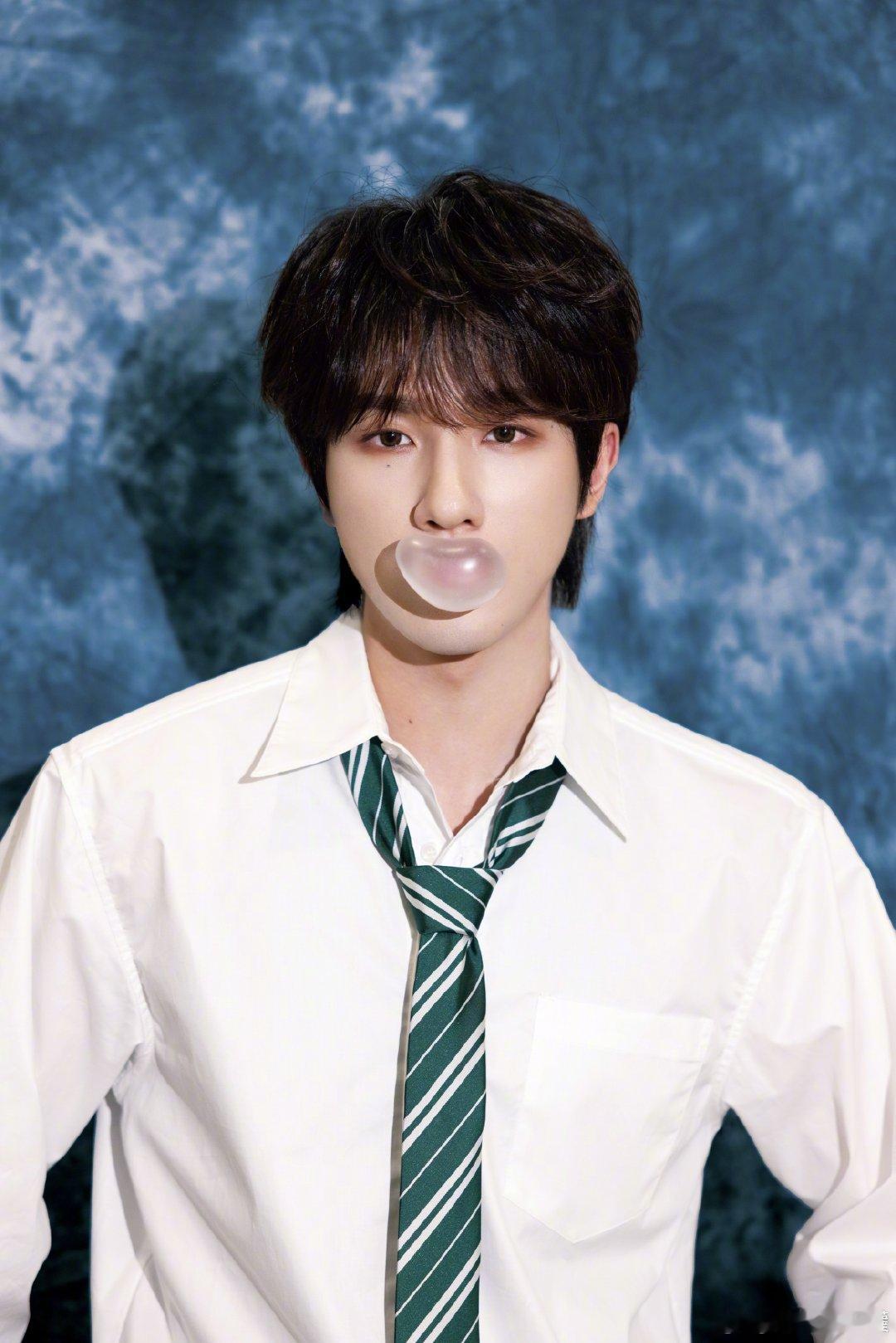 #李宏毅[超话]# [心][心]#李宏毅烽影燃梅香#

 你有点像天上的月亮，也像那闪烁的星星，可惜我不是诗人，否则，会写一万首诗来形容你的帅气。​