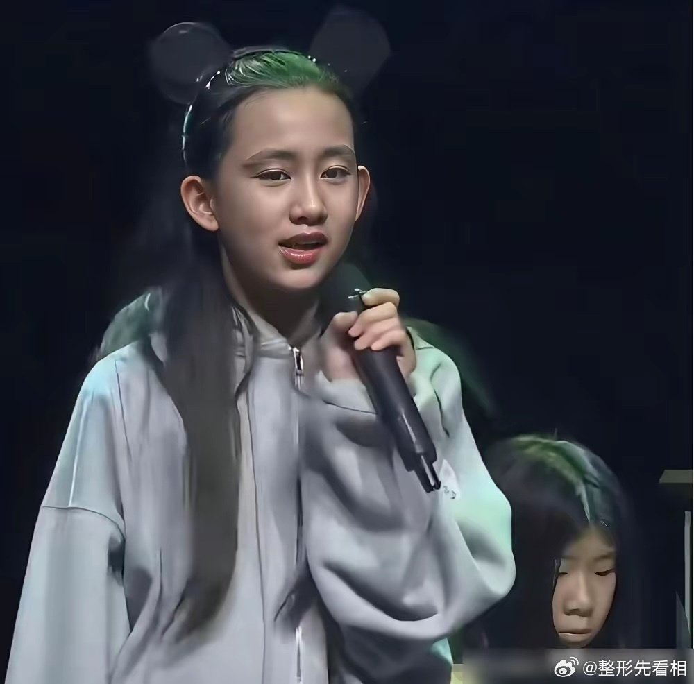 黄磊二女儿，也走唱歌路线进入娱乐圈了！小姑娘舞台风稳重！英文歌唱的大气！瘦瘦的身材，大大的招风耳 ​