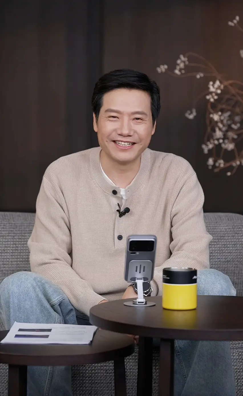 雷军直播怒斥谣言！100亿打新暴赚真相曝光，背后故事令人动容

一句传言引爆网络，雷军罕见发声

9月21日晚，一场本该轻松惬意的露营直播，却因为雷军的一番话，瞬间引爆了整个互联网。

“打新宇树科技赚了100多亿”——这个在网络上疯传的消息，让无数人直呼“雷布斯又赚麻了”。然而，雷军却在直播中亲自