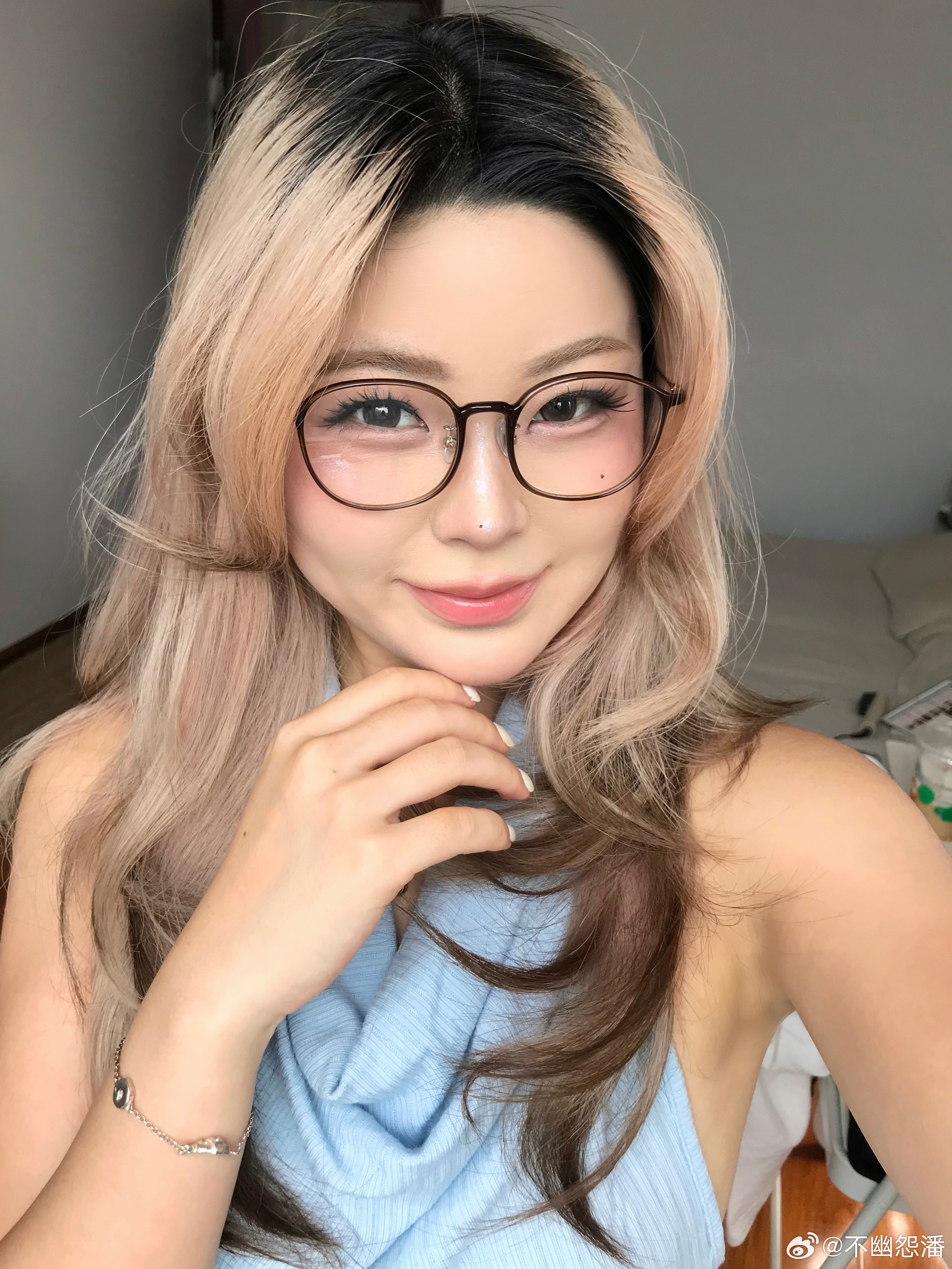 留了一副没配镜的伯爵茶镜框用来当配饰了拍照太温柔了！！！而且完美遮颧骨再次赞美🥹🥹 ​​​