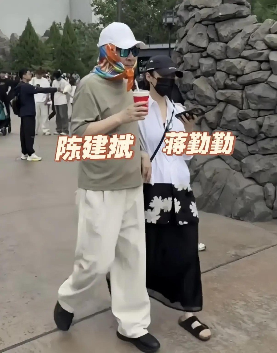 张杰谢娜中秋带仨娃逛乐高，8岁双胞胎身高超1米4，谢娜穿露背裙被说像孕妇，15周年纪念日低调出游却被穿搭抢了风头
上海乐高乐园的排队区，一位穿黑色露背裙、厚底运动鞋的女人牵着两个女儿站在人群里。VIP导览从她身边擦肩而过，没多看一眼。直到旁边有人压低嗓子说了句“张杰谢娜来了”，周围才反应过来
一个在