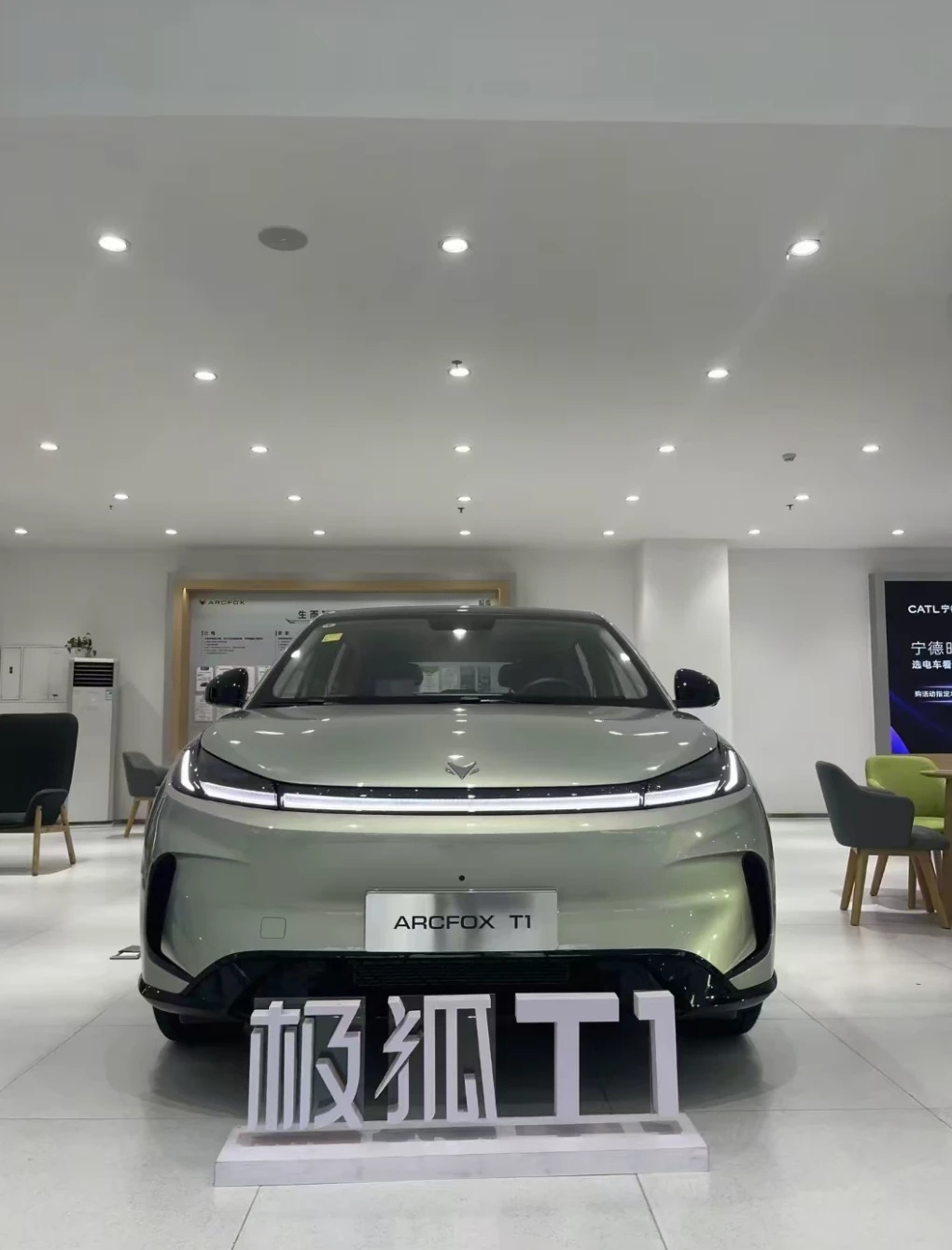 6万多代步车纠结疯！极狐贝塔T1值得冲吗
预算卡在6万出头，想找靠谱的6万出头纯电车，每天通勤接娃两头跑，逛了好几家门店，唯独极狐贝塔T1坐进去第一眼就戳我，来蹲老车主真实反馈！
	
1. 空间真的作弊，2770mm轴距看着小车，后排坐三个大人不挤，后备箱带下沉分区，买菜露营东西分开装不串味；