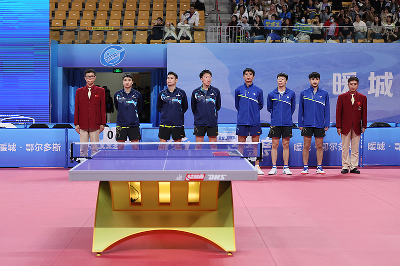 国乒男团3:0中国澳门男团，直接把亚运会小组赛的开门红稳稳攥在手里了。
这次王楚钦直接休战，全派林诗栋、温瑞博、黄友政三个年轻小将上场，三个人全都是直落三局零封对手，一点悬念都没留。林诗栋首盘打陈梓贤，11-4、11-7、11-8轻松拿捏，赛后说第一次交手特意逼着自己快速进入状态，还说亚运会的陌生对