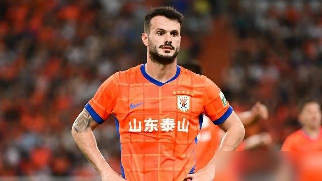 5-0，这哥们进完球说自己“不开心”。
山东泰山把浙江队打花了，卡扎伊什维利一个人2球1助攻。上半场补时低射破门，下半场直接内切轰了脚世界波，门将连反应都没有。
换帅之后泰山跟换了支球队似的，从第一分钟就压着打。可赛后采访，这外援居然说对个人数据不满意，跟上赛季比有落差。
你没听错，8球9助攻