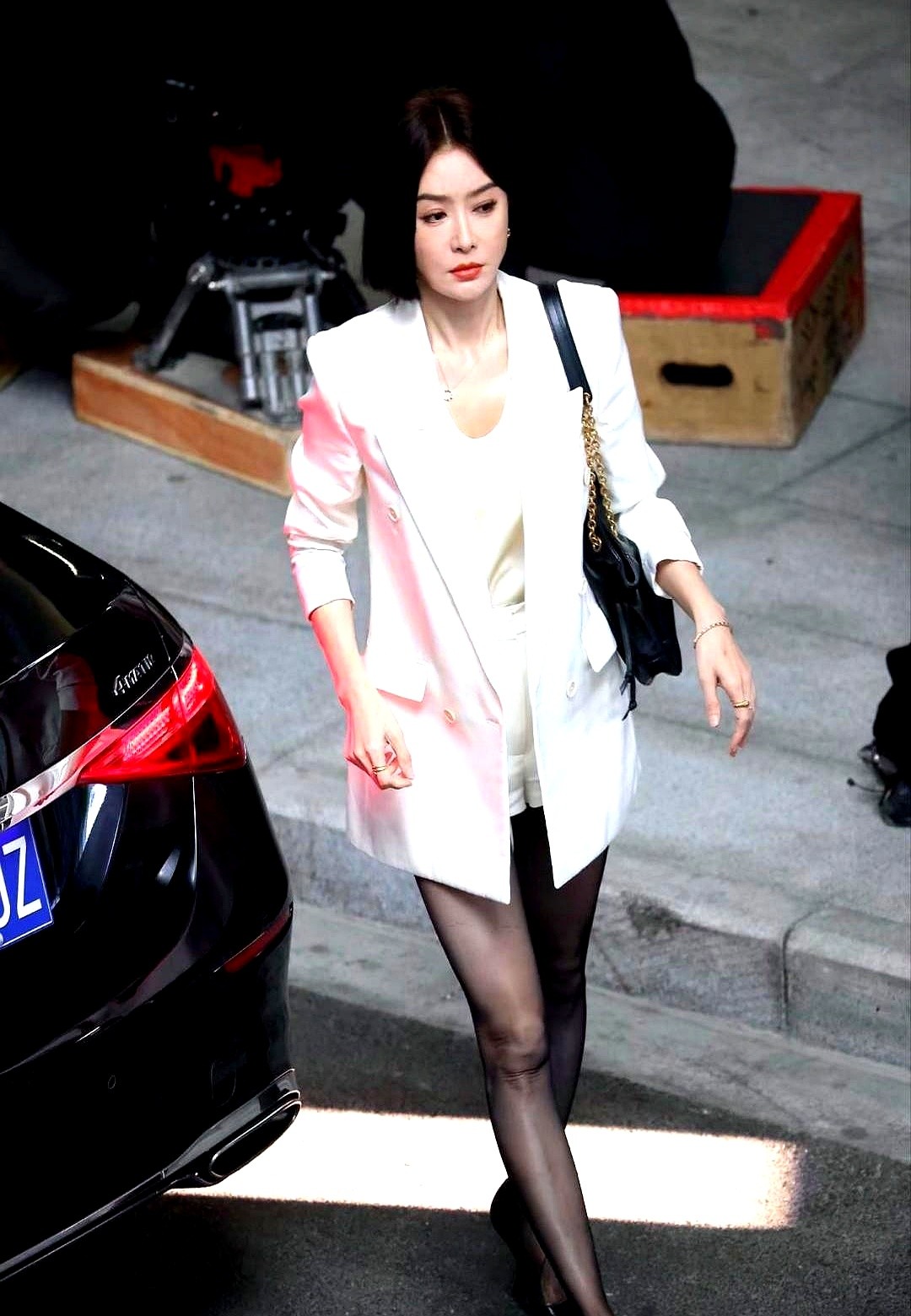 46岁秦岚把“姐系”穿成日常，腿型逆袭上热搜。  黑丝+高跟+西装，拍...