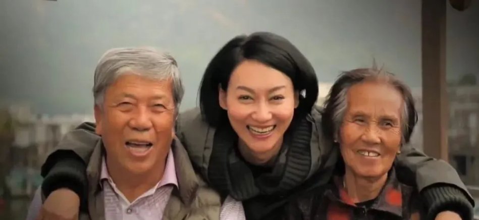 #惠英红为逼母亲吃饭把菜倒进垃圾桶#惠英红在访谈聊起与母亲的相处，即便家境变好，母亲依旧极度节俭，总把新鲜饭菜推给晚辈，自己吃剩菜甚至变质食物。她倒掉饭菜，用笨拙方式劝母亲好好吃饭 ​