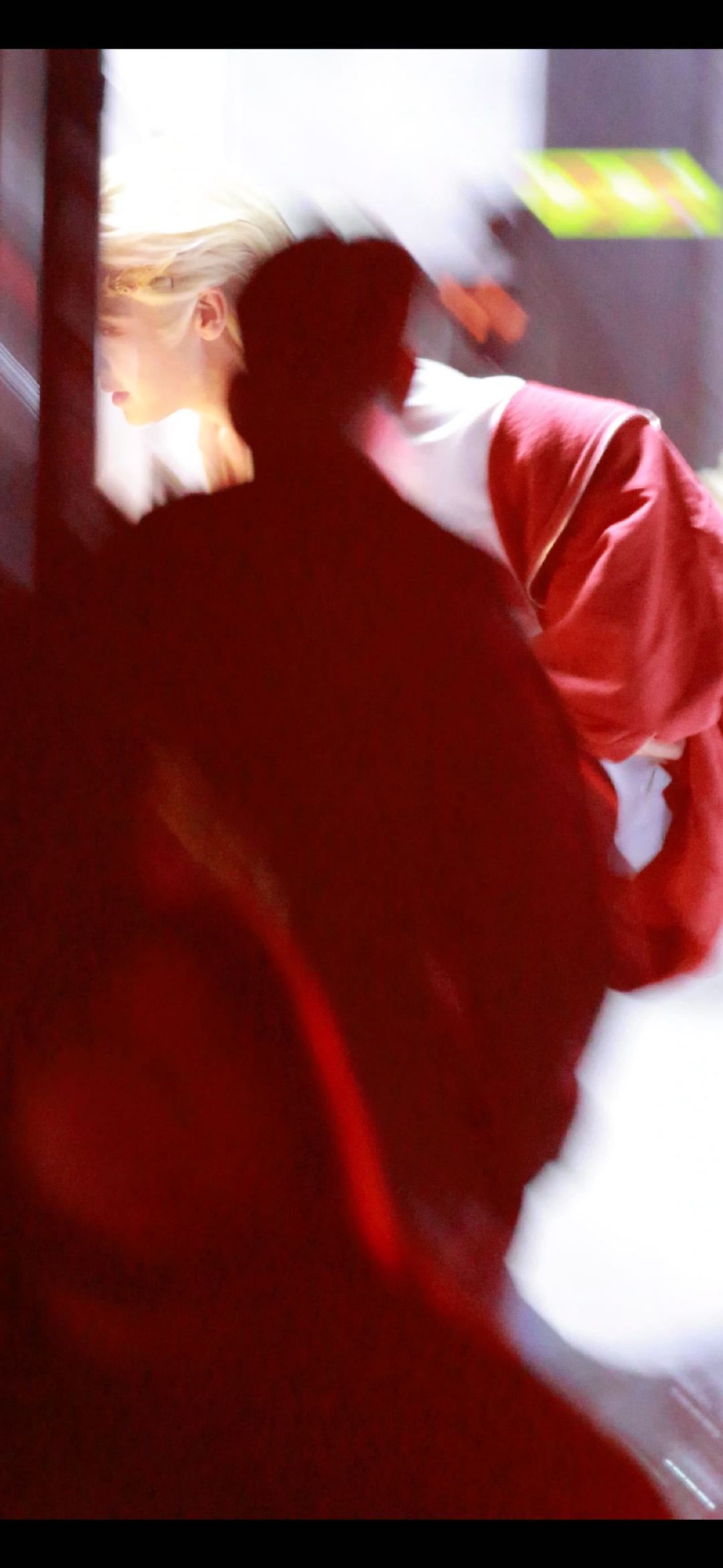 #侯明昊[超话]#  
百妖谱今晚客串了
白发大妖啊
今晚要梦回大梦了吗？ ​
