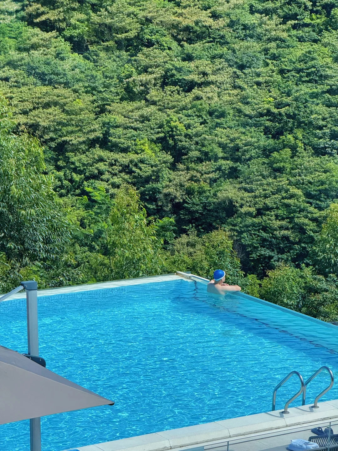 盛夏在漂亮湛蓝泳池畅游🩵🫧广东很绝的泳池
