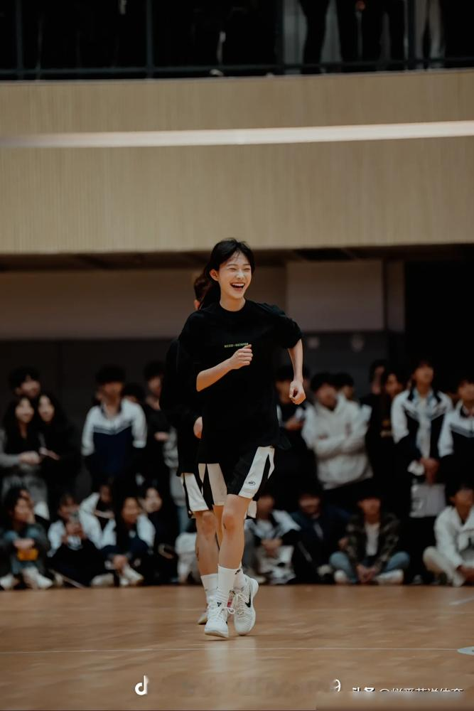 郭艾伦，33岁，赛季报销，绯闻女友19岁。 左膝前交叉韧带，完全断裂...