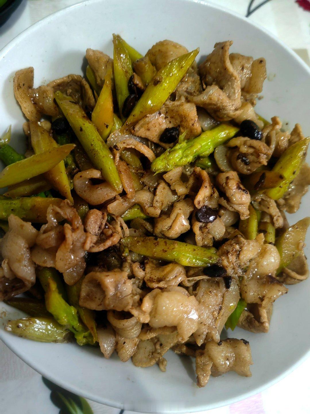 🥔土豆🥕胡萝卜炖牛肋条，还炒了个芦笋，#美食# 兜兜转转忙忙碌碌自己做饭两年啦，越来越熟练了，[嘻嘻][嘻嘻] #很多人对吃够蛋白质没概念# ​