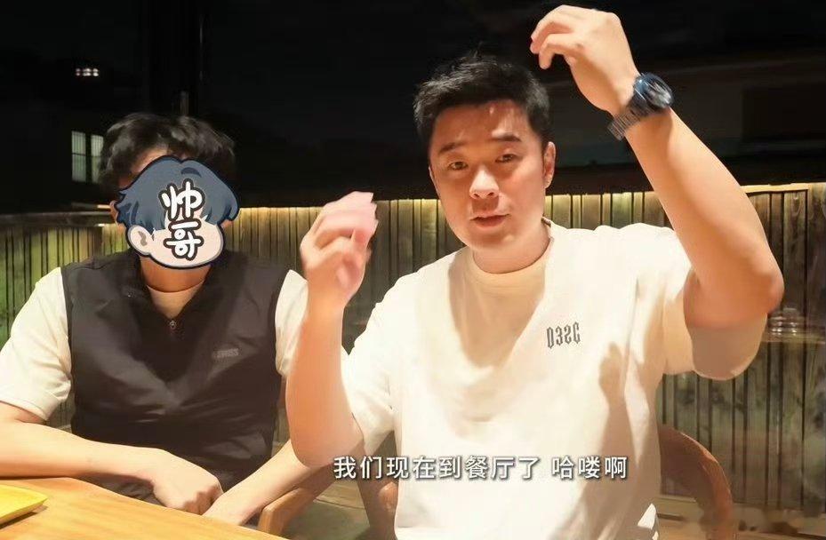 #陈赫孙艺洲聚餐##陈赫张子萱一家和孙艺洲聚餐#陈赫孙艺洲坐在一起，我总觉得下一秒他们就要开始搞怪了。这俩人真的是自带笑点。 ​
