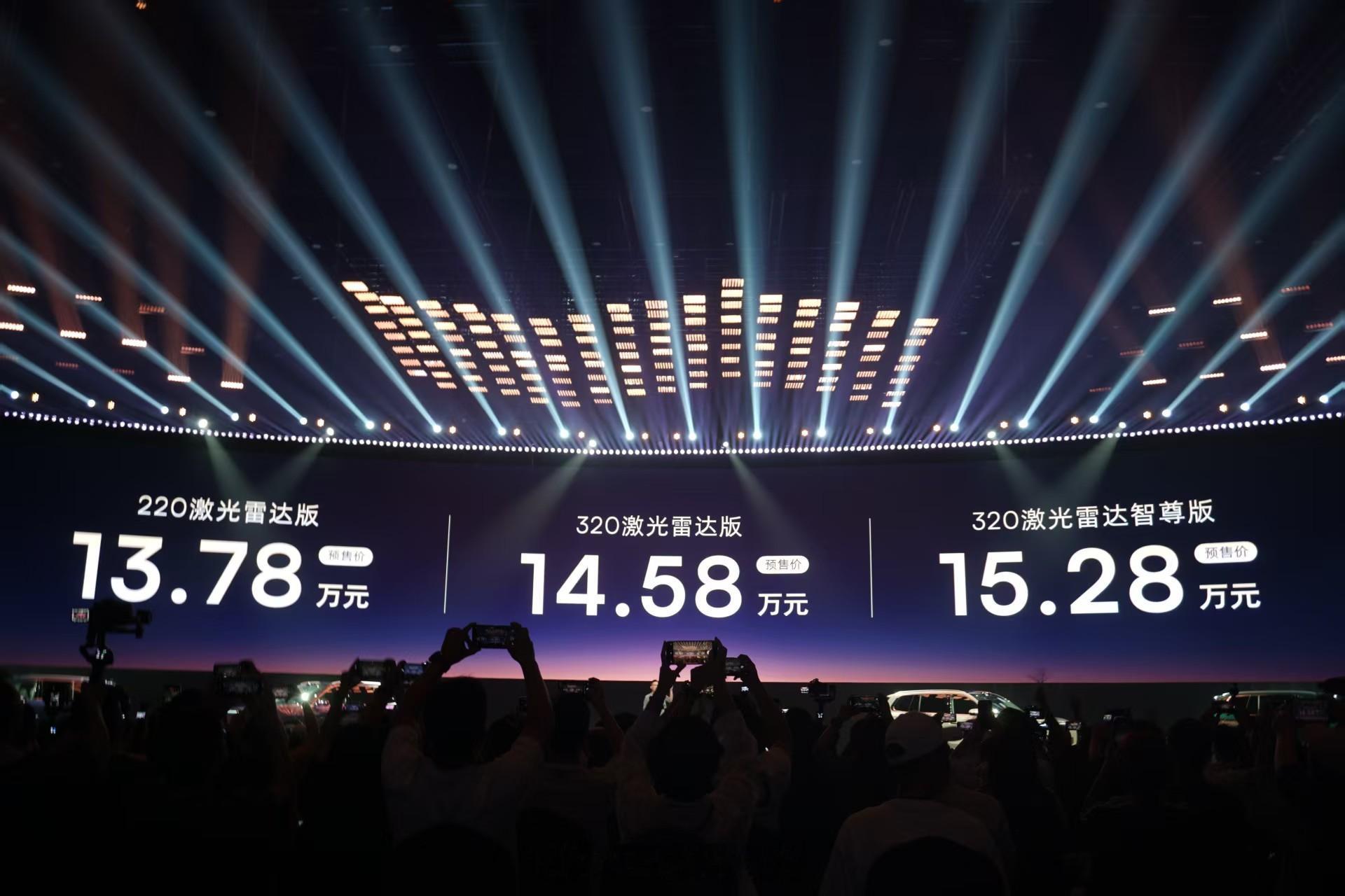 #AI汽车要靠Token赚钱吗##家越07预售价13.78万起# 
 荣威家越07正式预售，最大看点，行业首发豆包座舱助手，率先上车荣威家越07。

这台车手握两张王牌：Momenta R7世界模型 + 豆包座舱助手。

Momenta R7世界模型高阶智驾下放，搭配激光雷达，窄路博弈、鬼探头预判、开门杀规避，把过去高端车型才有的 ​