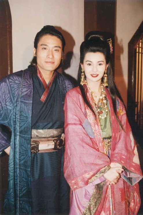1993年，《神经刀与飞天猫》幕后的梁家辉与张曼玉。 ​