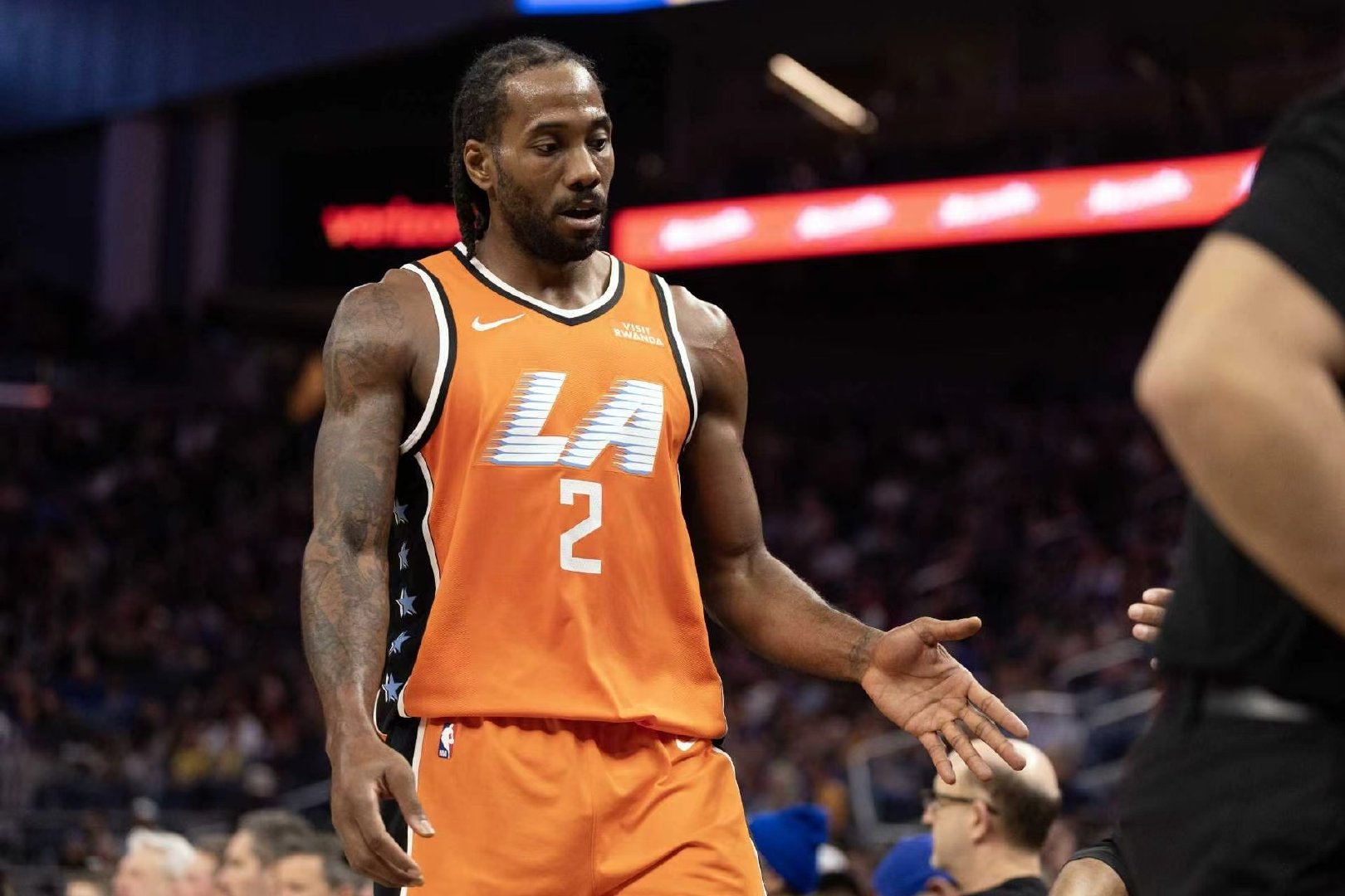 #NBA官方剥夺快船5个首轮签#
现在看来，还是马刺办事跟明镜似的。伦纳德可不像他那张无辜的脸一样无辜。在快船这几年顶薪养老。临走还把快船给霍霍好多年。 ​