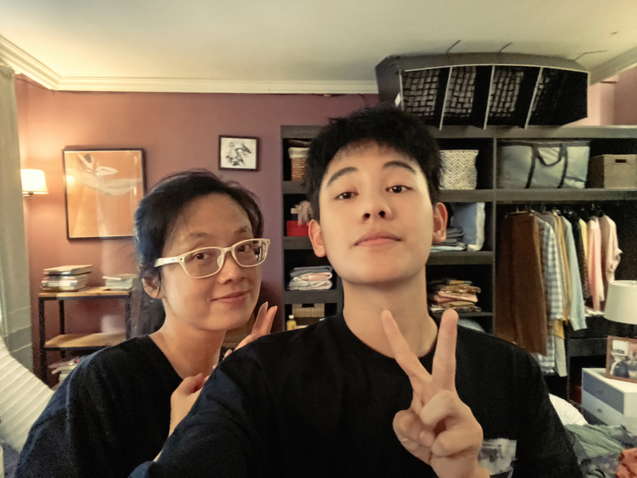 #胡先煦[超话]#  
半年可见丨2020.7.31
七月的最后一天，快把我2哥带走杀青，我即将和厦门告别。在这里，曾经我是林子傲，如今我是听风，厦门就像是我的一位老友，见证了我在角色中的改变与成长。从前的我，一直是父母庇佑的儿子，这一次，我是要庇佑妹妹弟弟的哥哥，我们之间有不 ​
