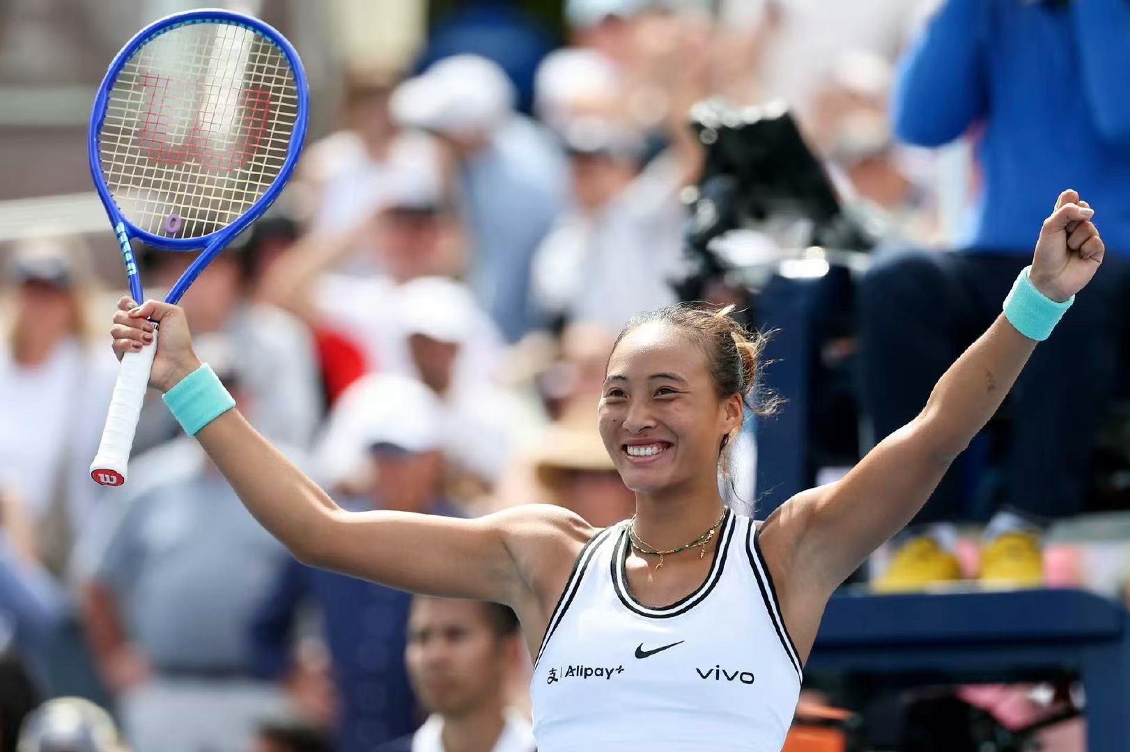 🔥绝境翻盘！郑钦文晋级美网16强！

2026美网女单第三轮，郑钦文迎战22号种子凯斯，最终以1-6/7-6(3)/7-5，强势挺进美网女单16强！

决胜盘，郑钦文一度0-5落后，并在对手的赛点上站到悬崖边缘。但她没有放弃，随后连赢7局，以7-5完成不可思议的大逆转！

逆境之中拼到最后一分，你永远可以相信郑钦文！

​​​​💪和阿中一起，持续关注中国力量的美网征程，为大家加油吧👏

(图片素材来源:#寻找中网观赛搭子##网动青春##2026中网##中网[超话]#
