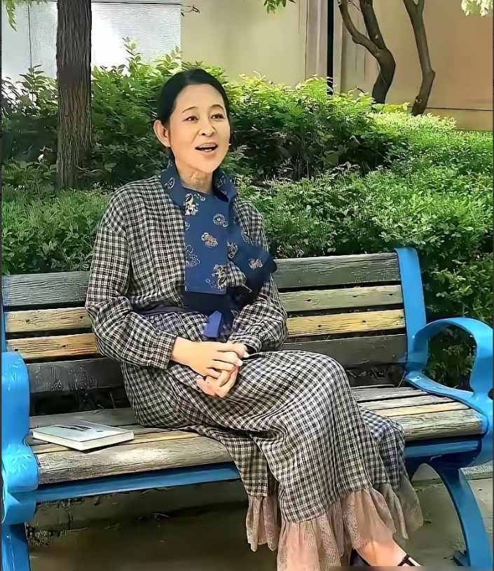 “这居然是倪萍？”倪萍在公园被人抓拍，照片一发出来，网友全炸了：“这哪还是当年舞台上那个光鲜亮丽，家喻户晓的主持人？这跟我们小区里的老奶奶有什么区别了！”

你瞅瞅现在公园里碰见的倪萍，头发就随便梳了梳，脸上连点脂粉都没擦，眼角皱纹满满，脸颊也松松垮垮往下垂，穿的也是素净的家常衣裳，扔在人堆里就是个